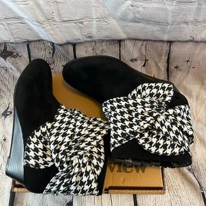 Comfortview Black Suede like Booties with White and Black Bow Size 12 WW